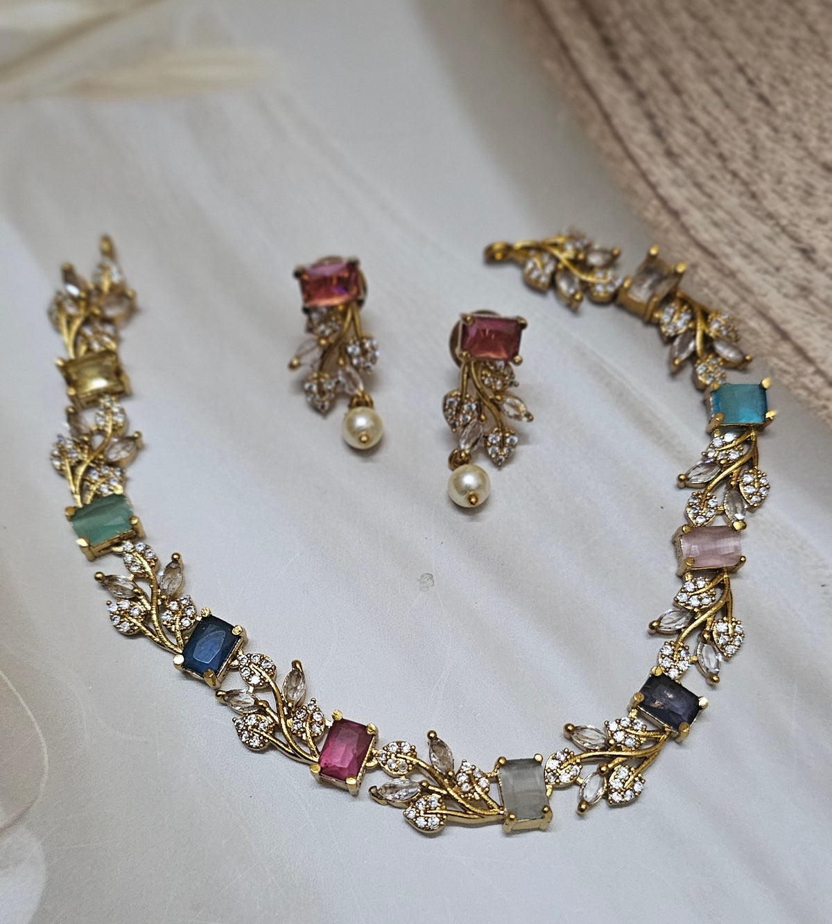 Multicolor neckpiece