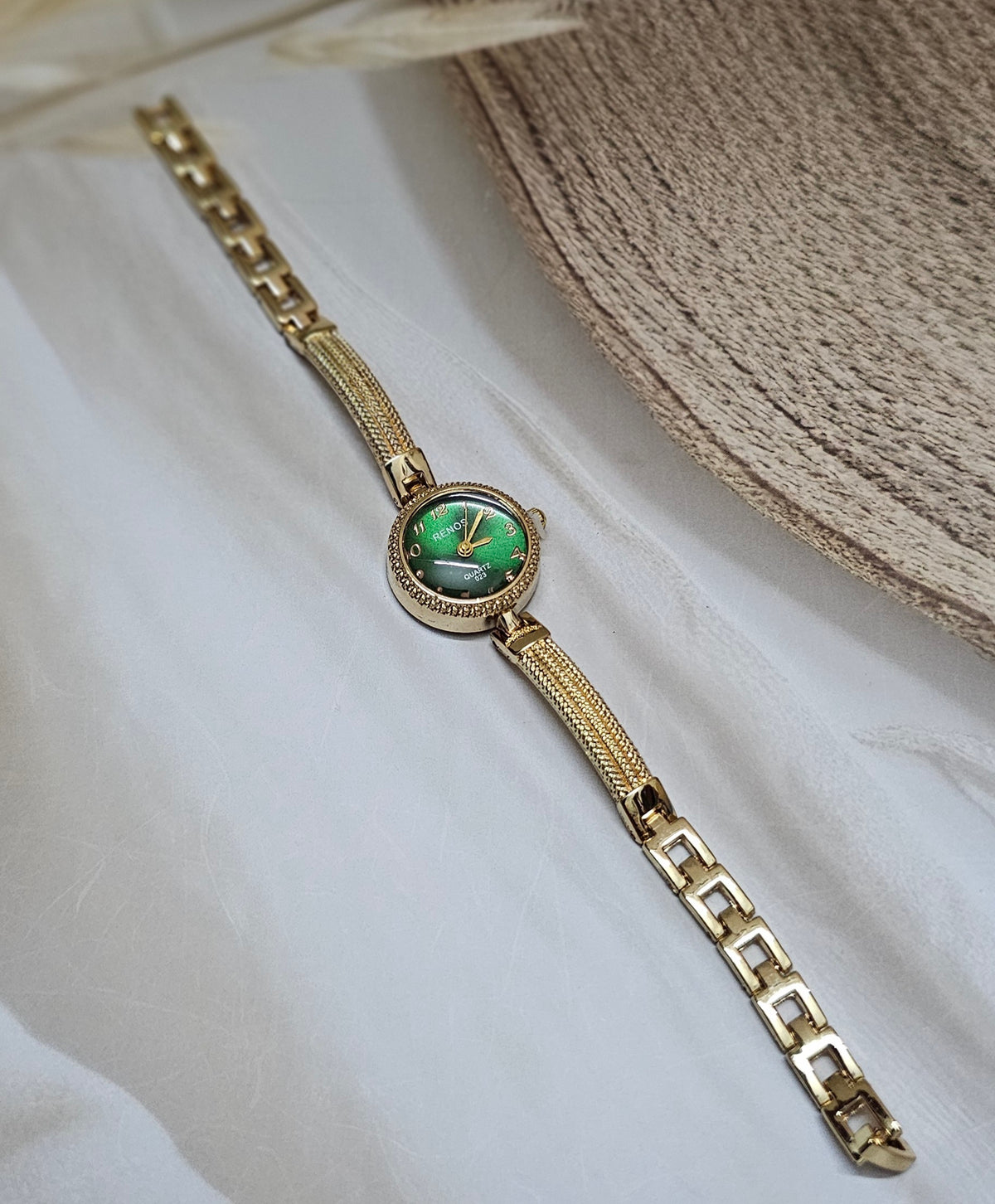 Kiyu Ziyu Vintage-Inspired Emerald & Gold Mesh Link Watch