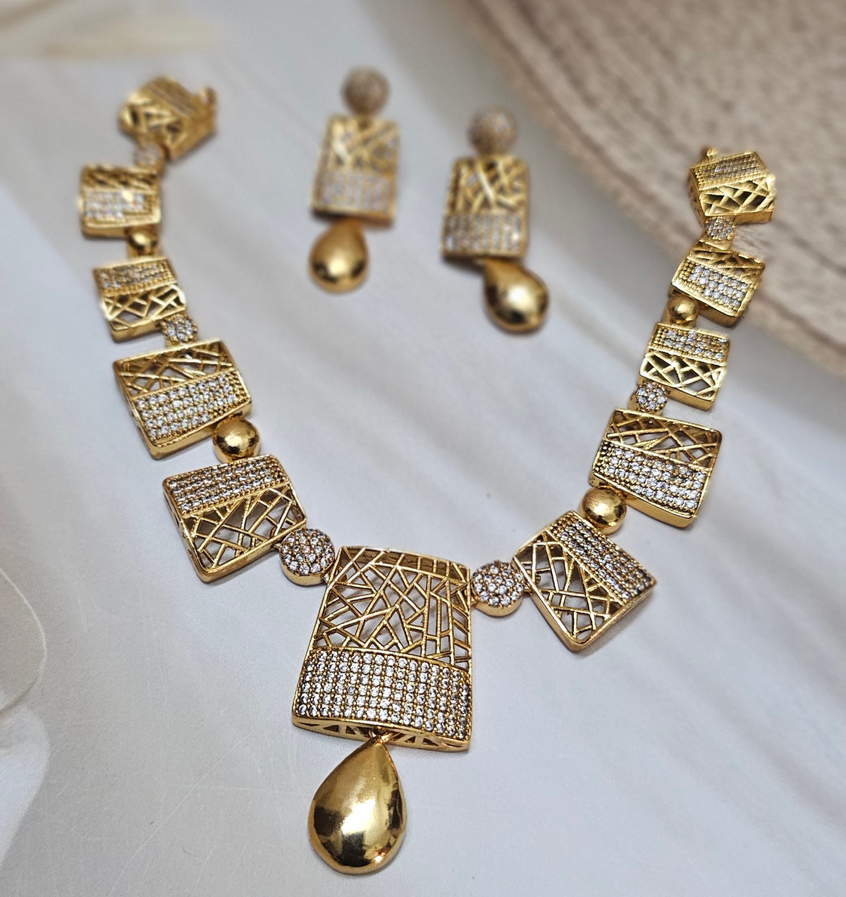 Stone studded neckset