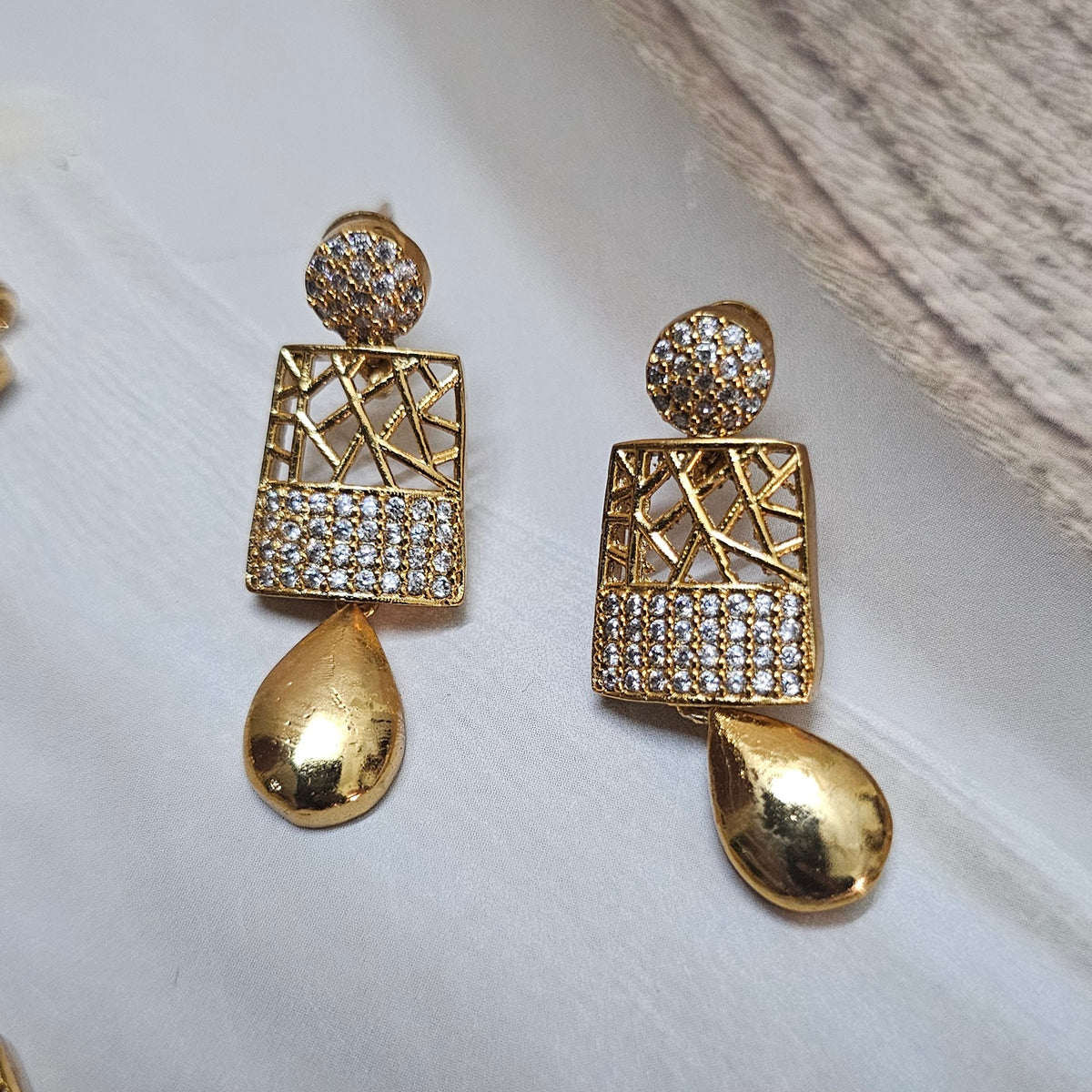 Stone studded neckset