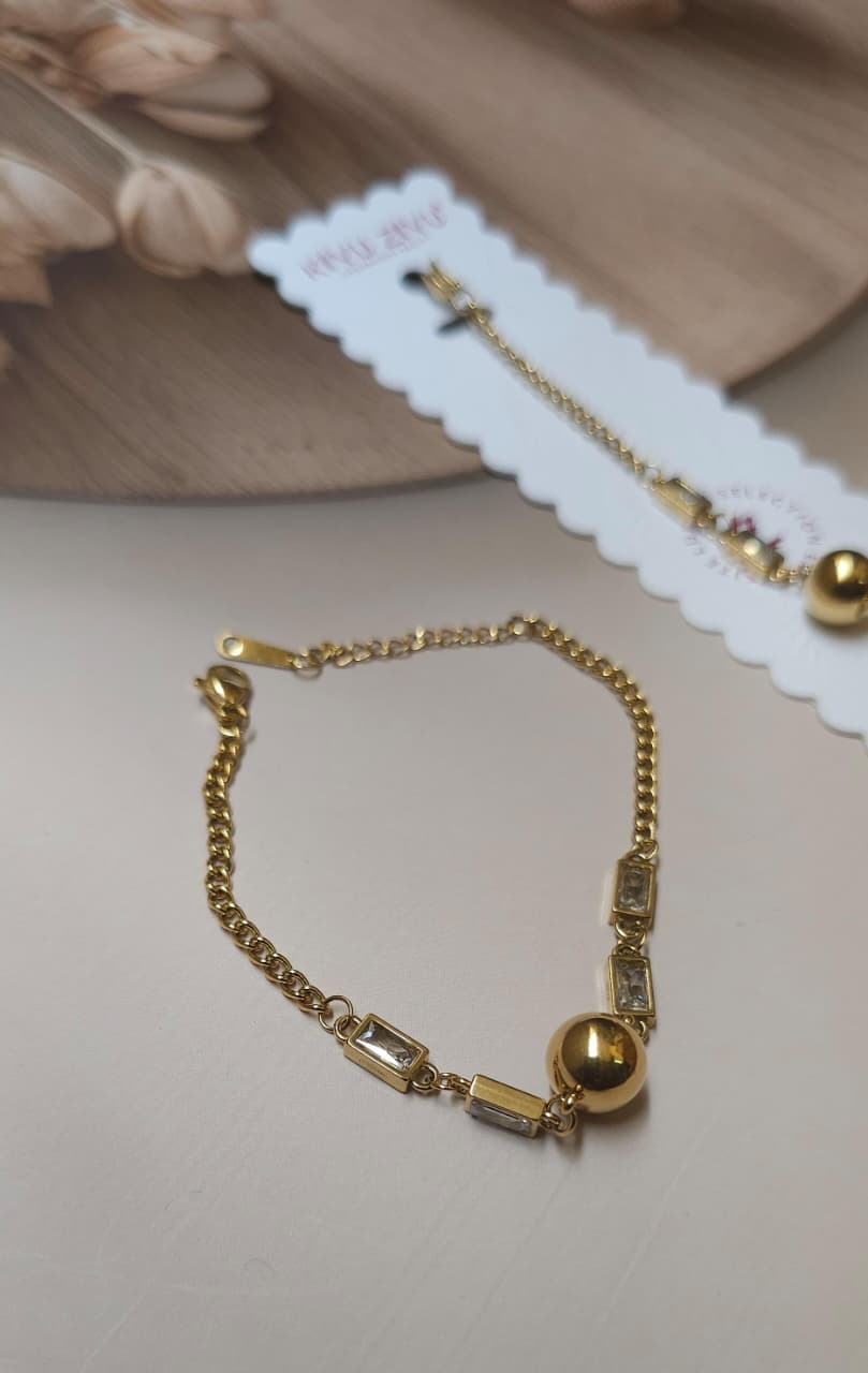 Elegant and dazzling Bracelet